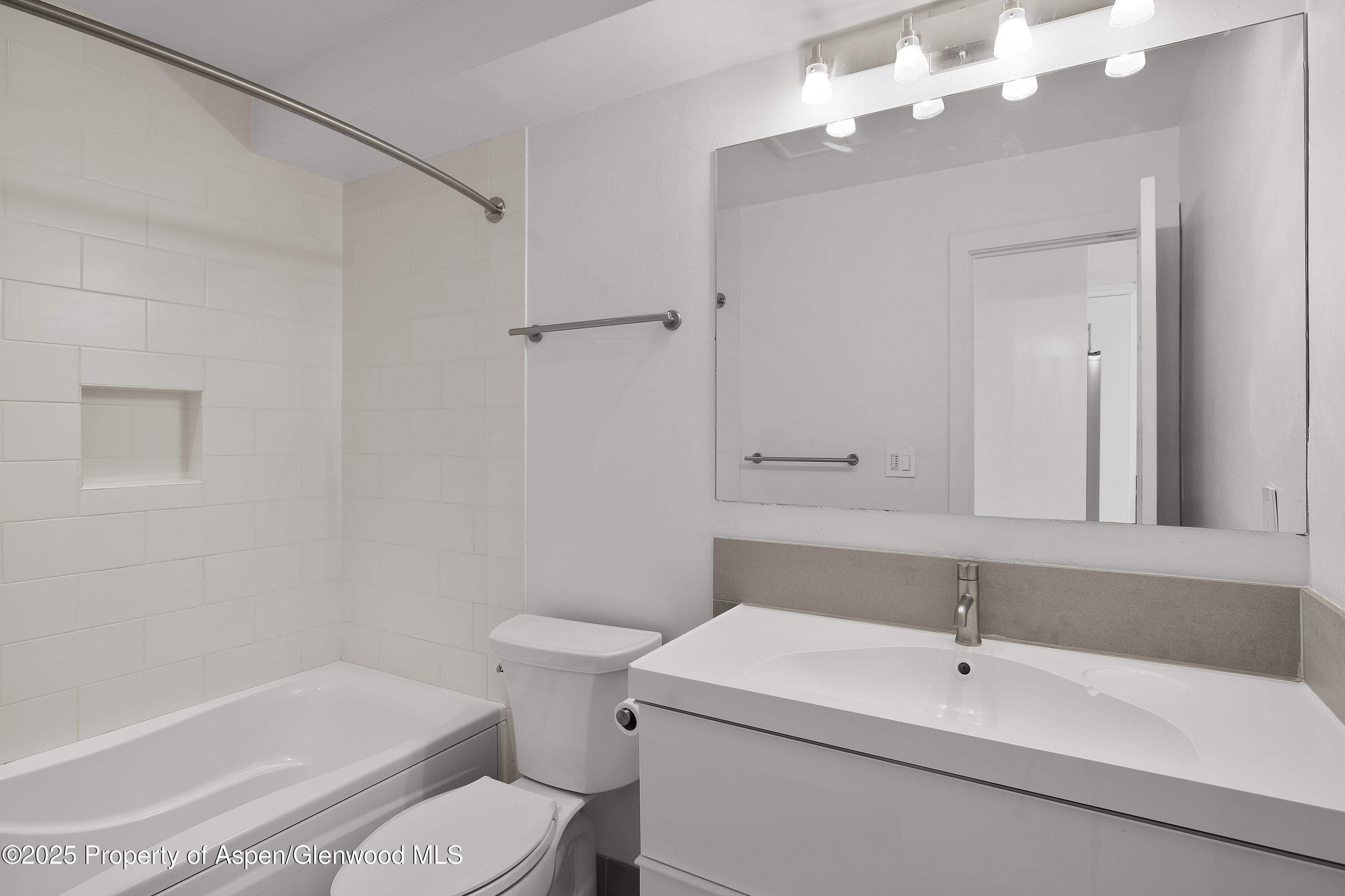 319 AABC, Unit C & D