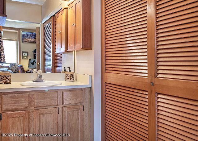 313 VINE Street, 313