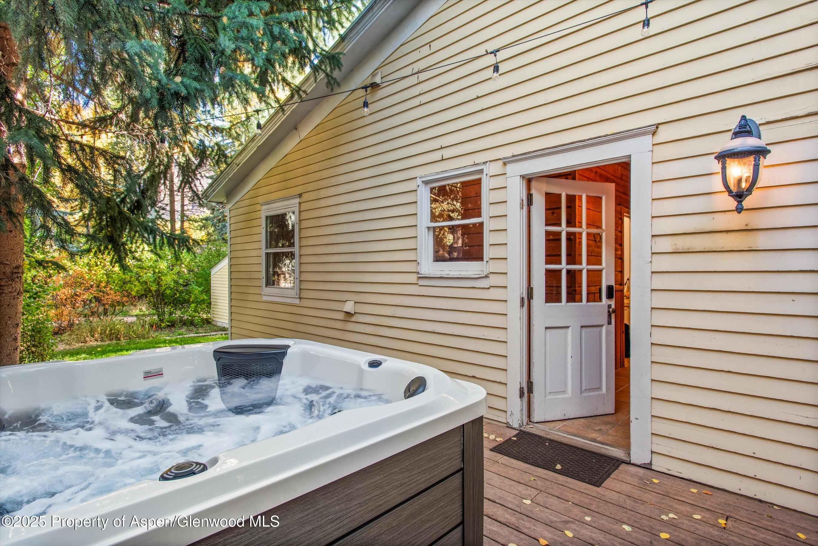 406 W Smuggler Street