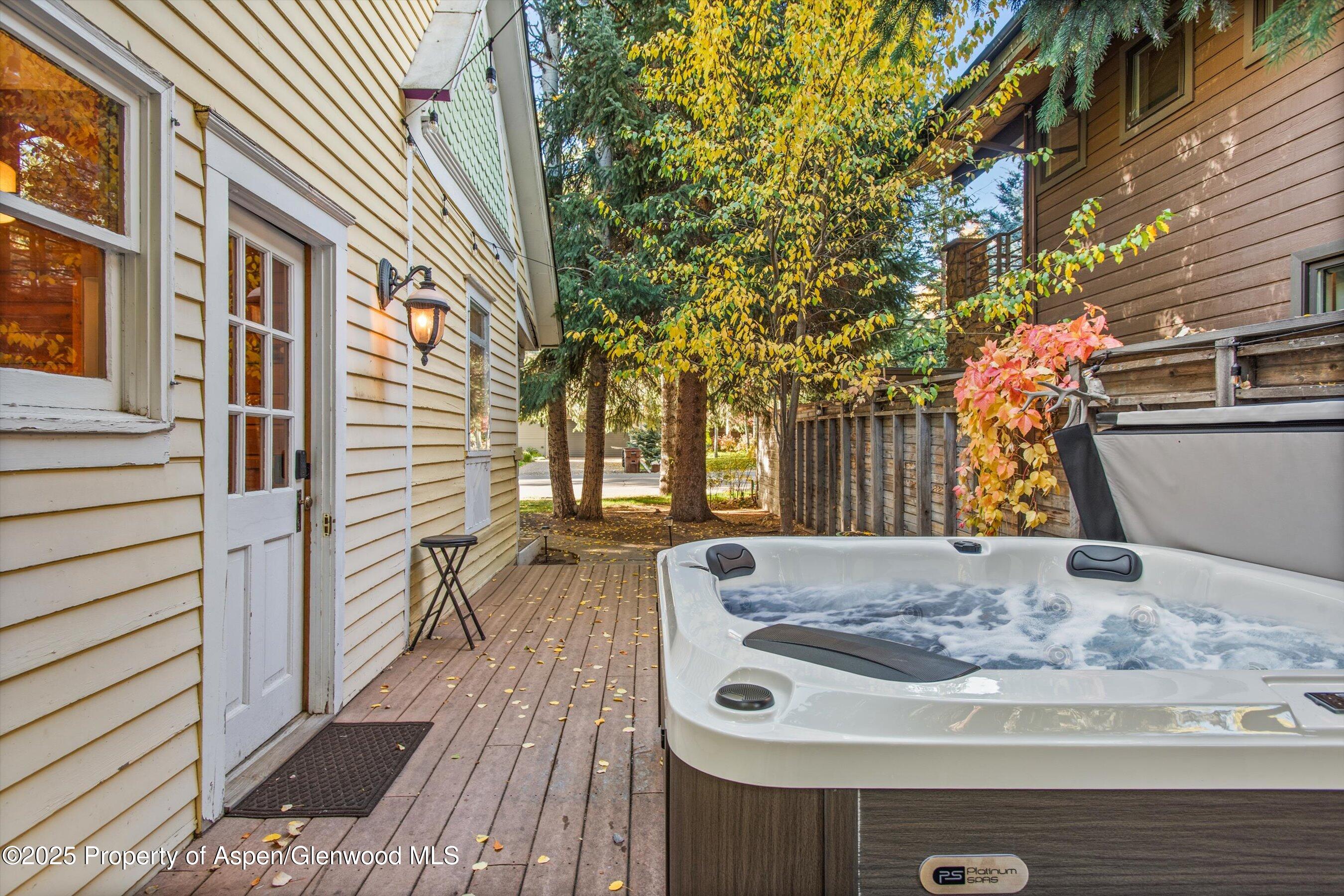 406 W Smuggler Street