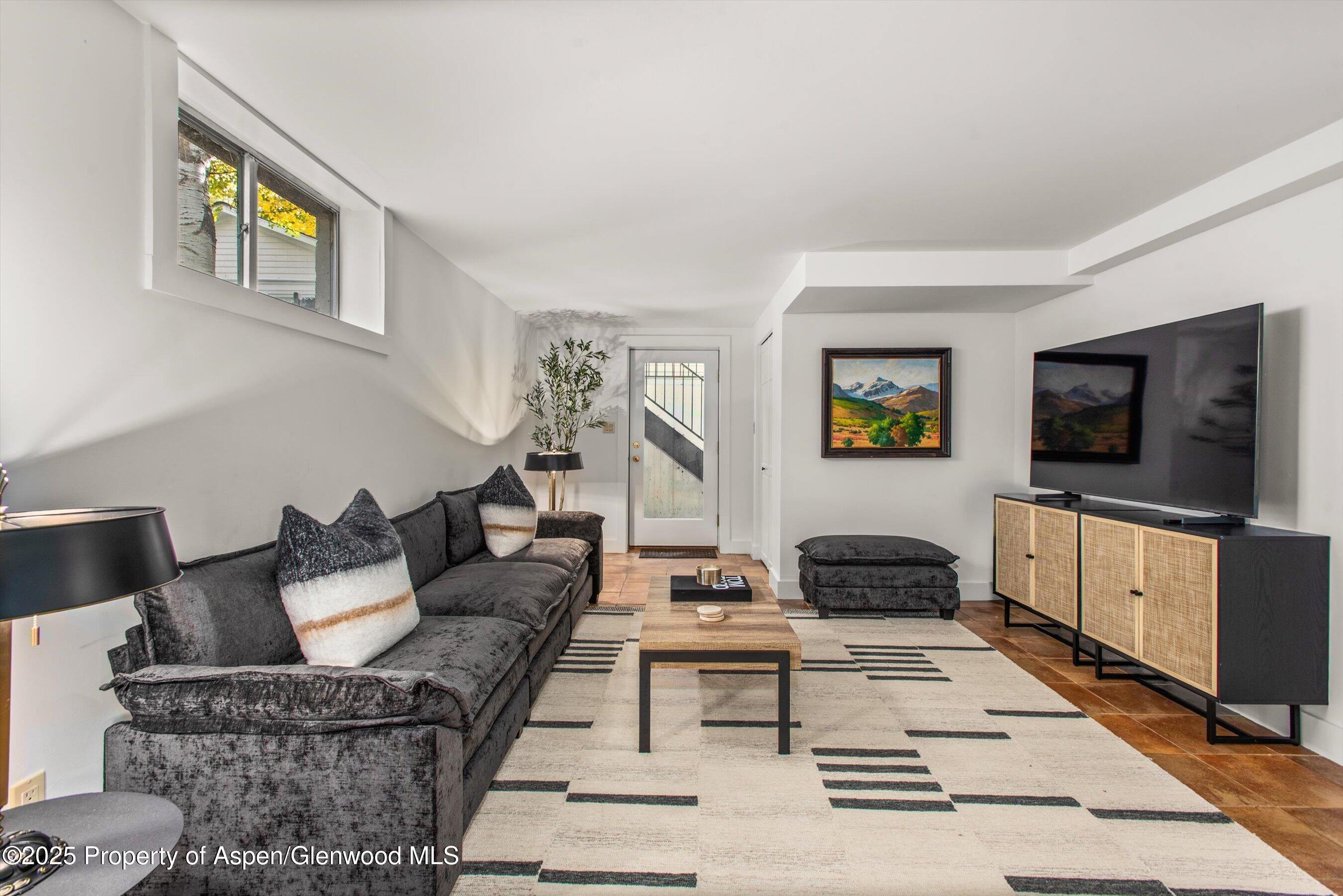 406 W Smuggler Street