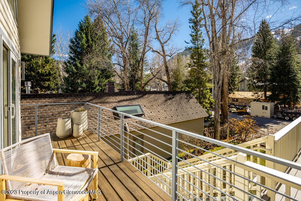 222 W Hopkins Avenue 6