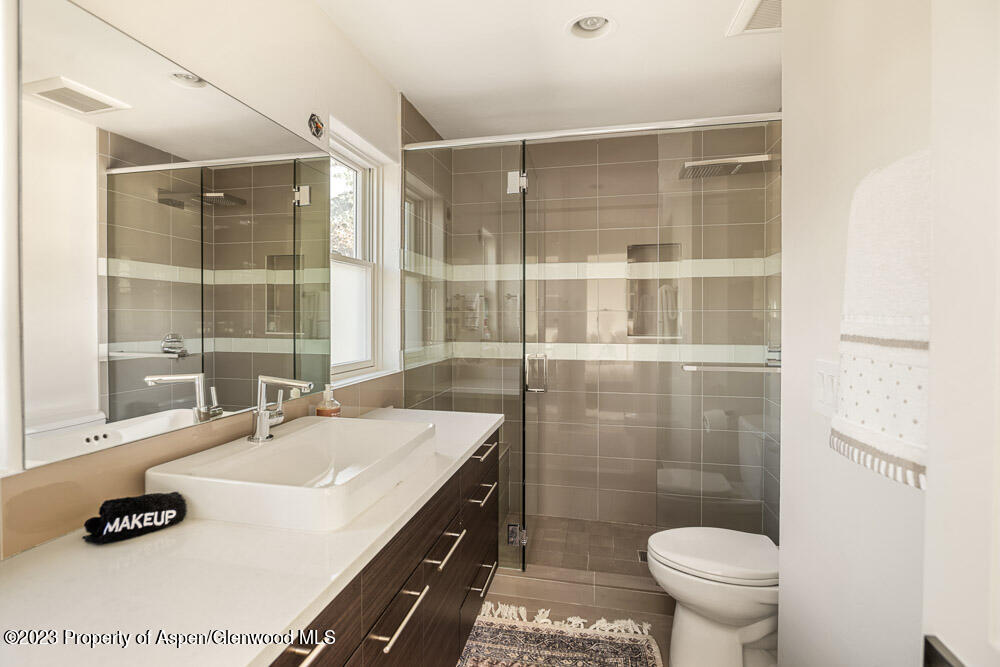 222 W Hopkins Avenue 6