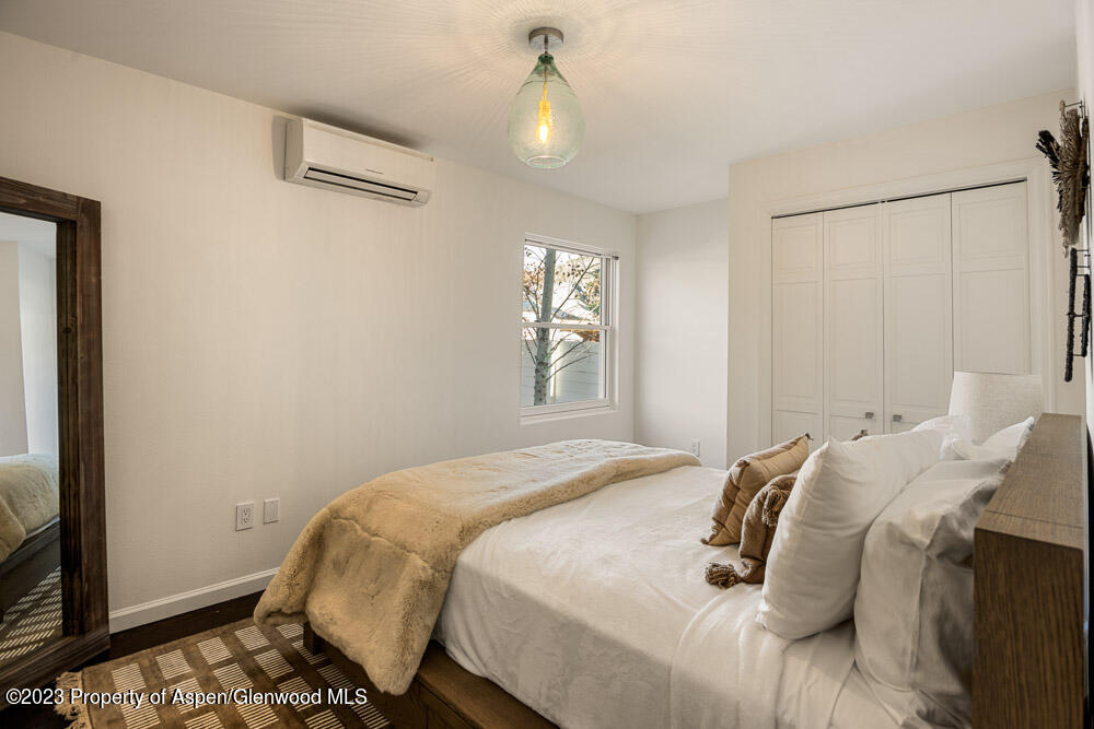 222 W Hopkins Avenue 6