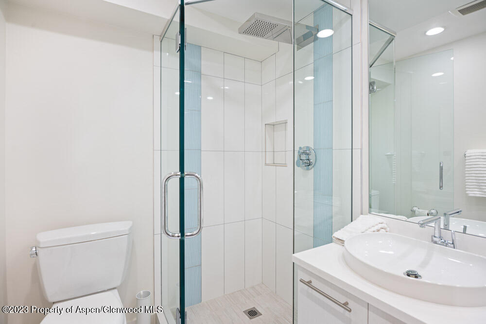 222 W Hopkins Avenue 6