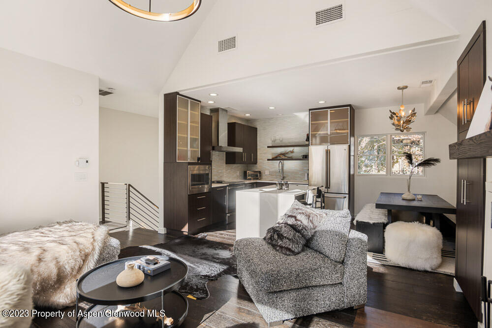 222 W Hopkins Avenue 6