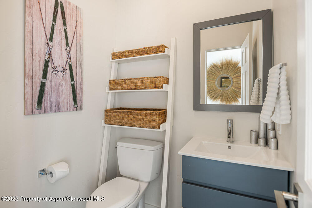 222 W Hopkins Avenue 6