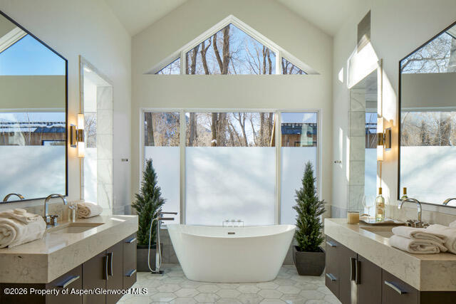 813 W Smuggler Street