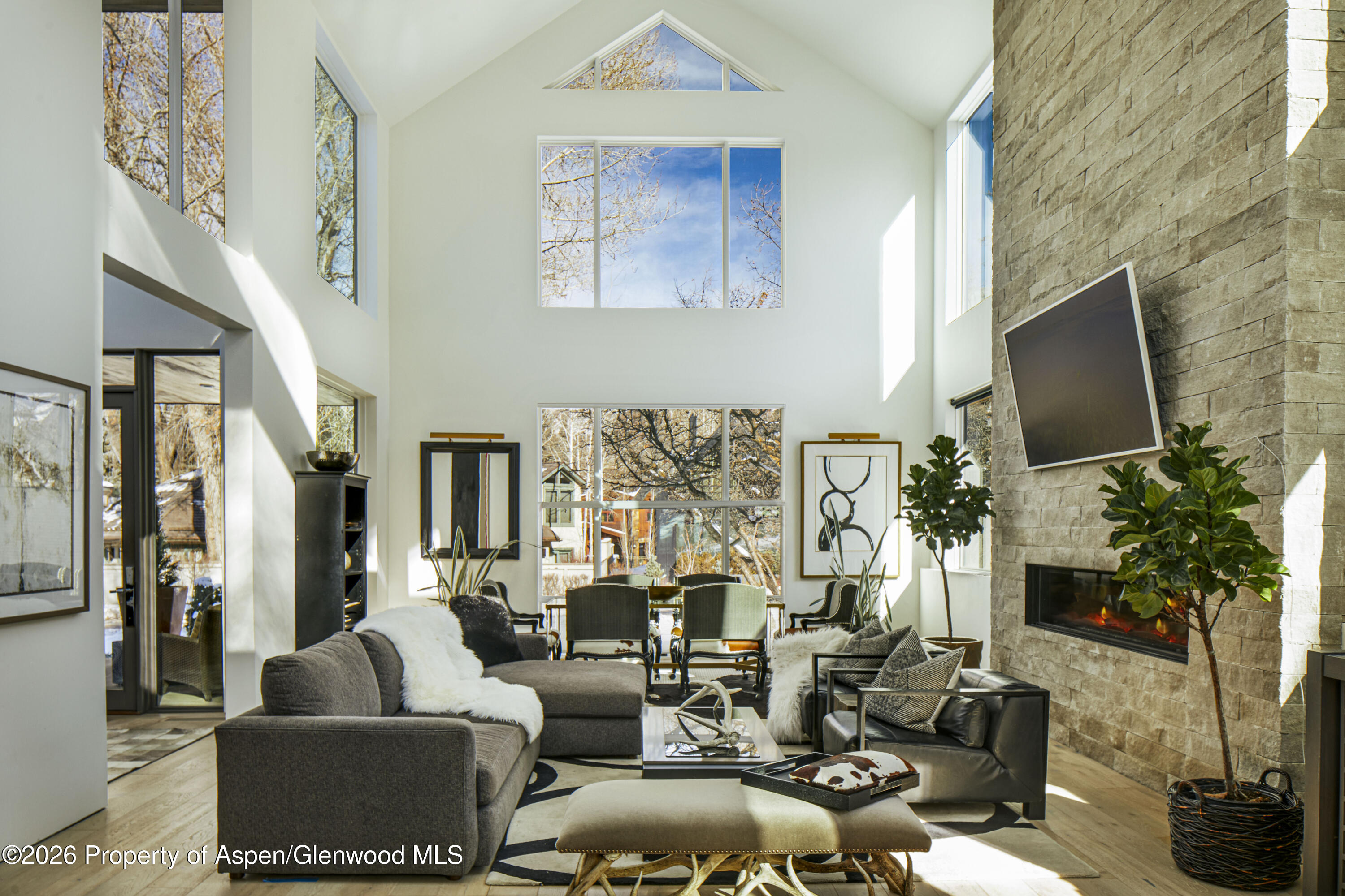 813 W Smuggler Street