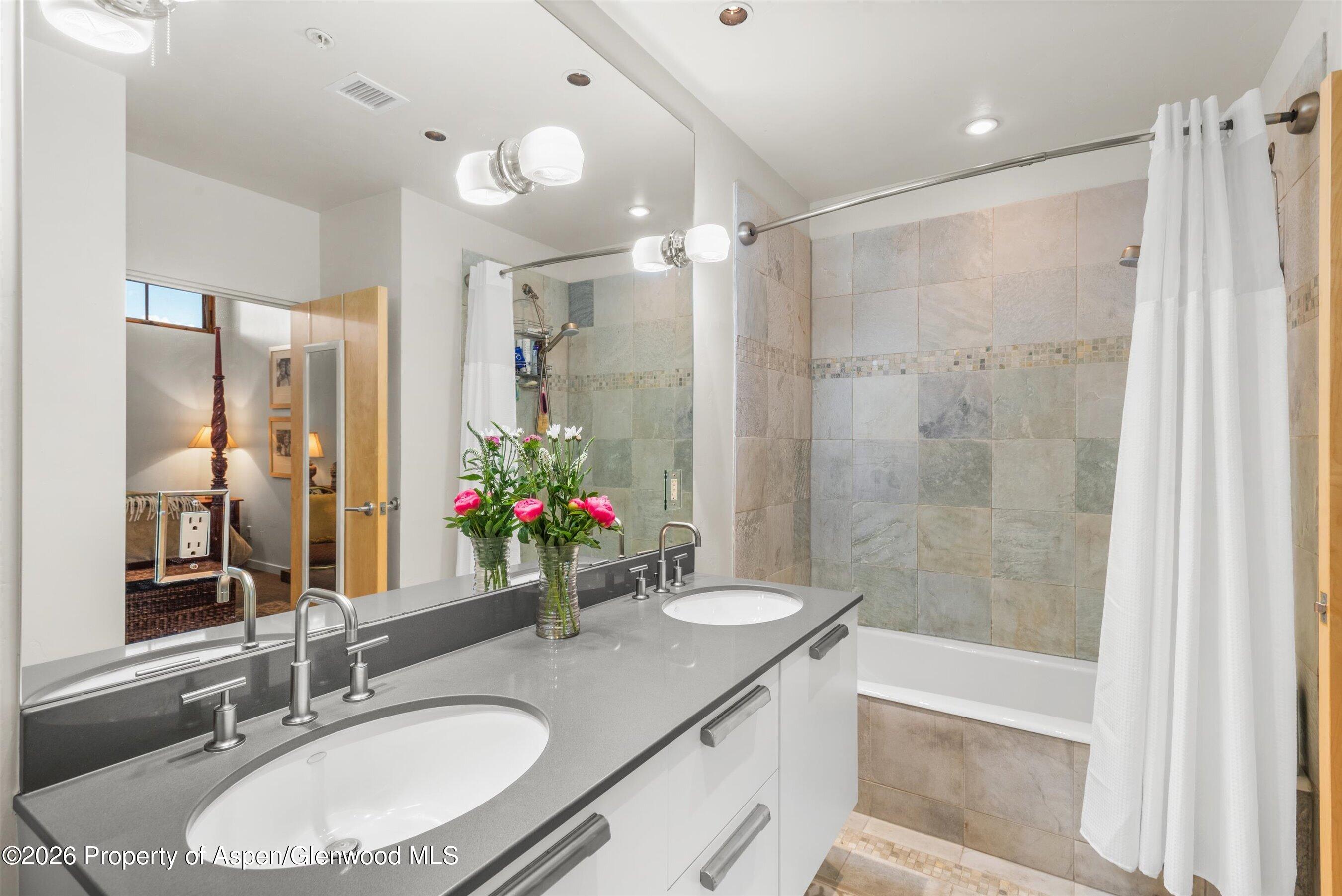 231 Robinson Street R-318