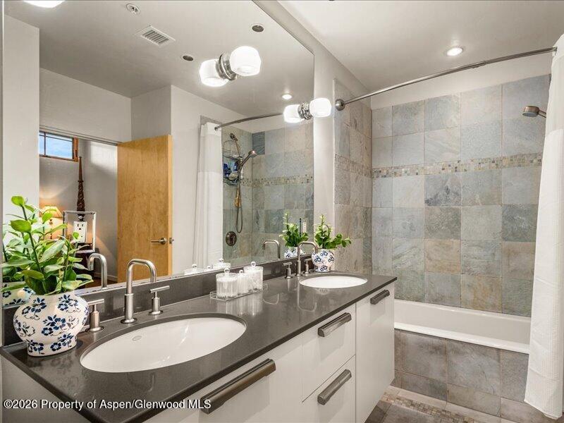 231 Robinson Street R-318