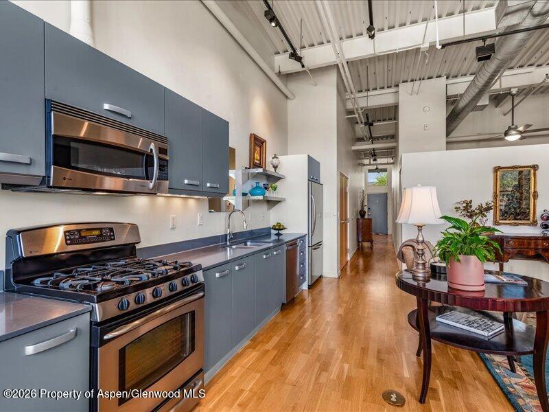 231 Robinson Street R-318