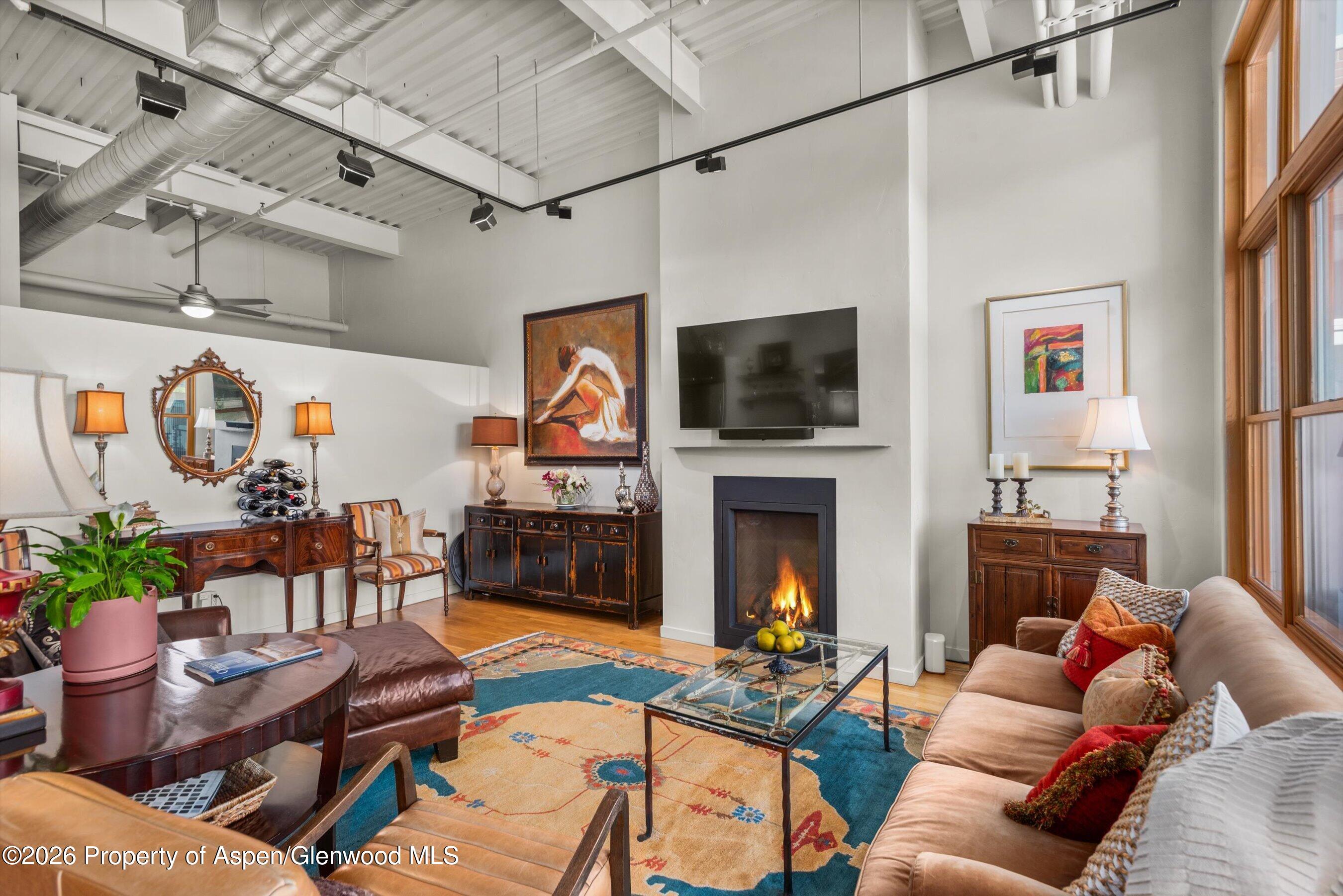 231 Robinson Street R-318