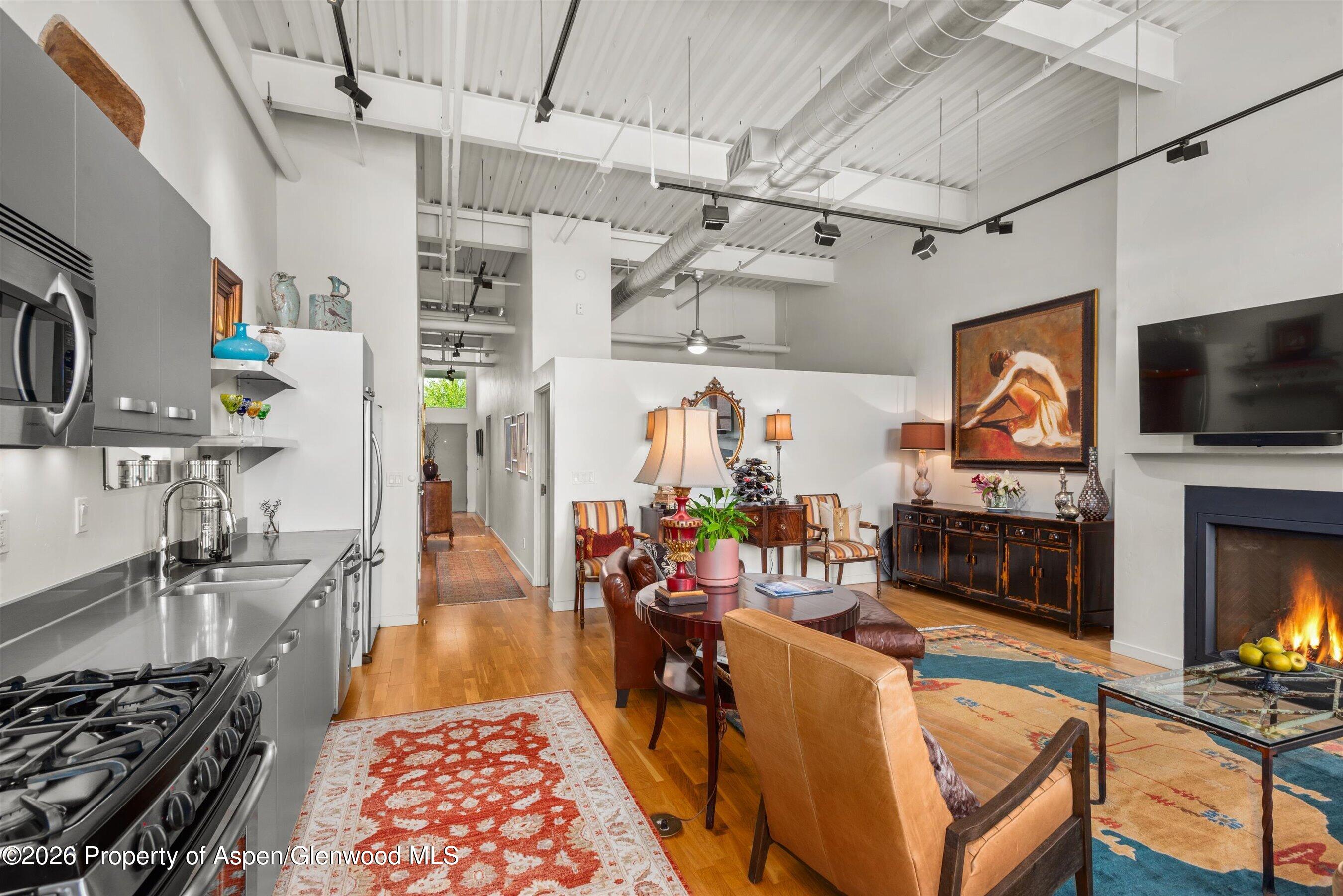 231 Robinson Street R-318