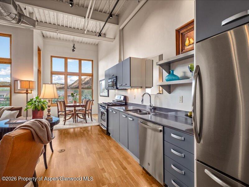 231 Robinson Street R-318
