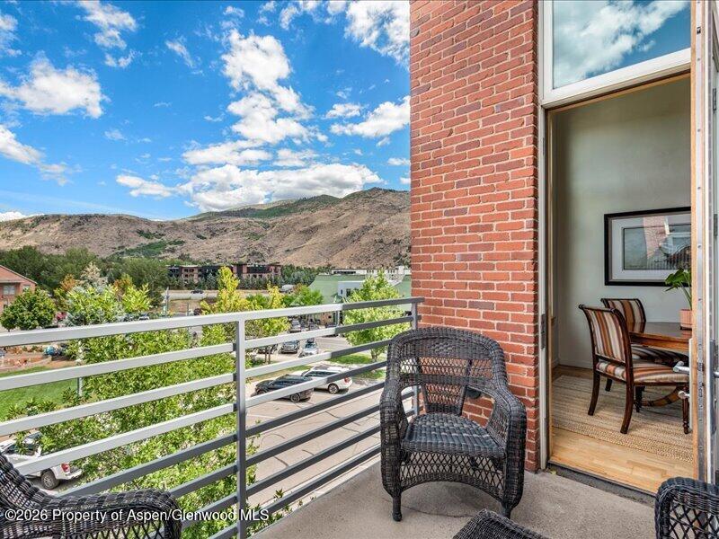 231 Robinson Street R-318