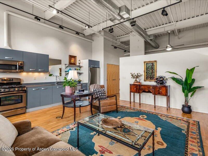 231 Robinson Street R-318