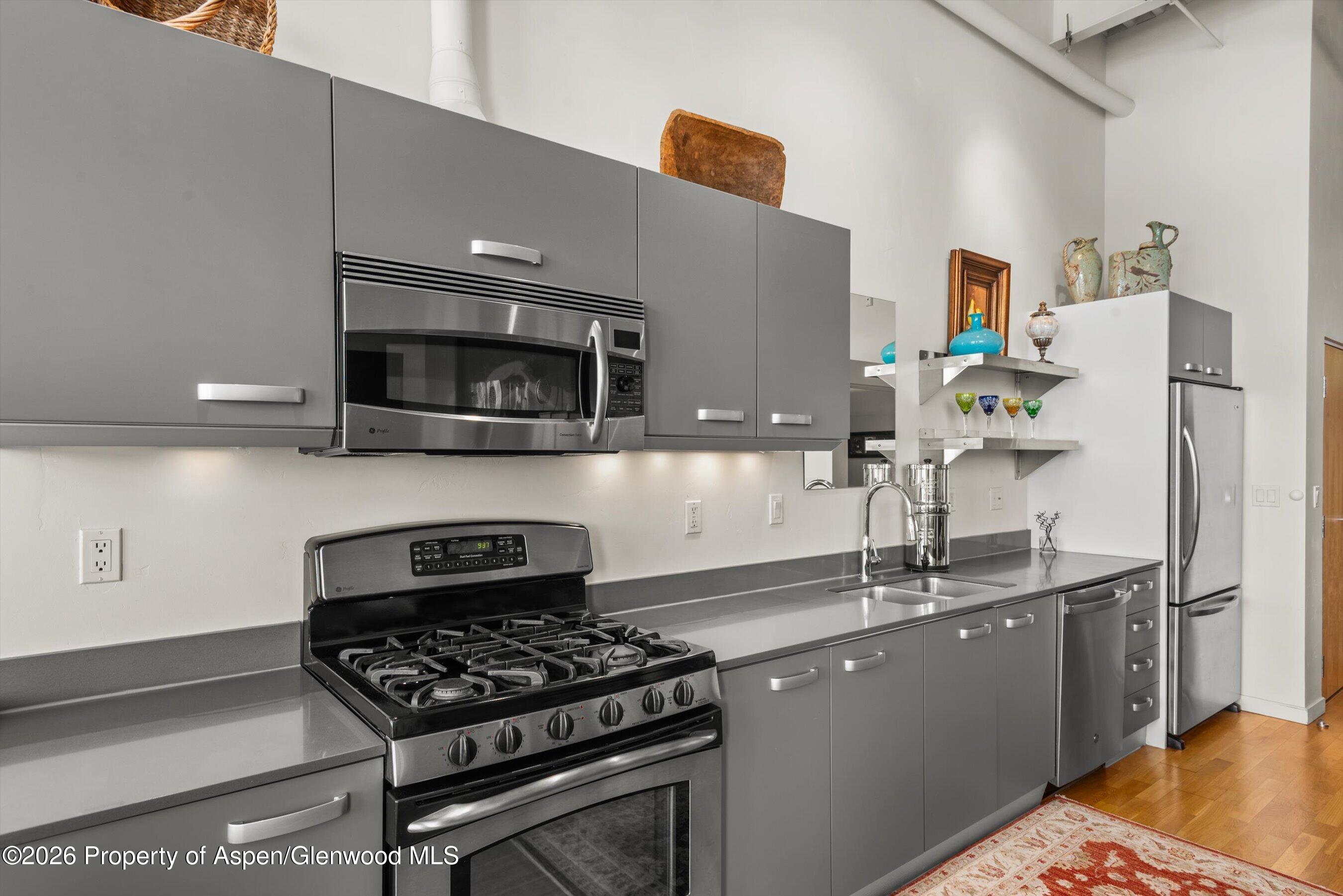 231 Robinson Street R-318