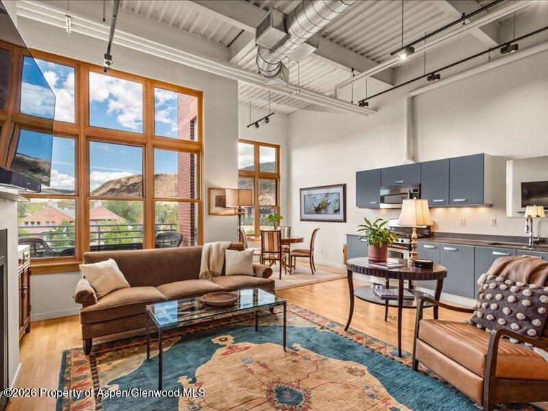 231 Robinson Street R-318