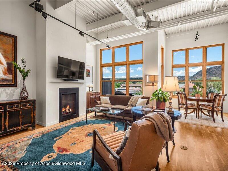 231 Robinson Street R-318