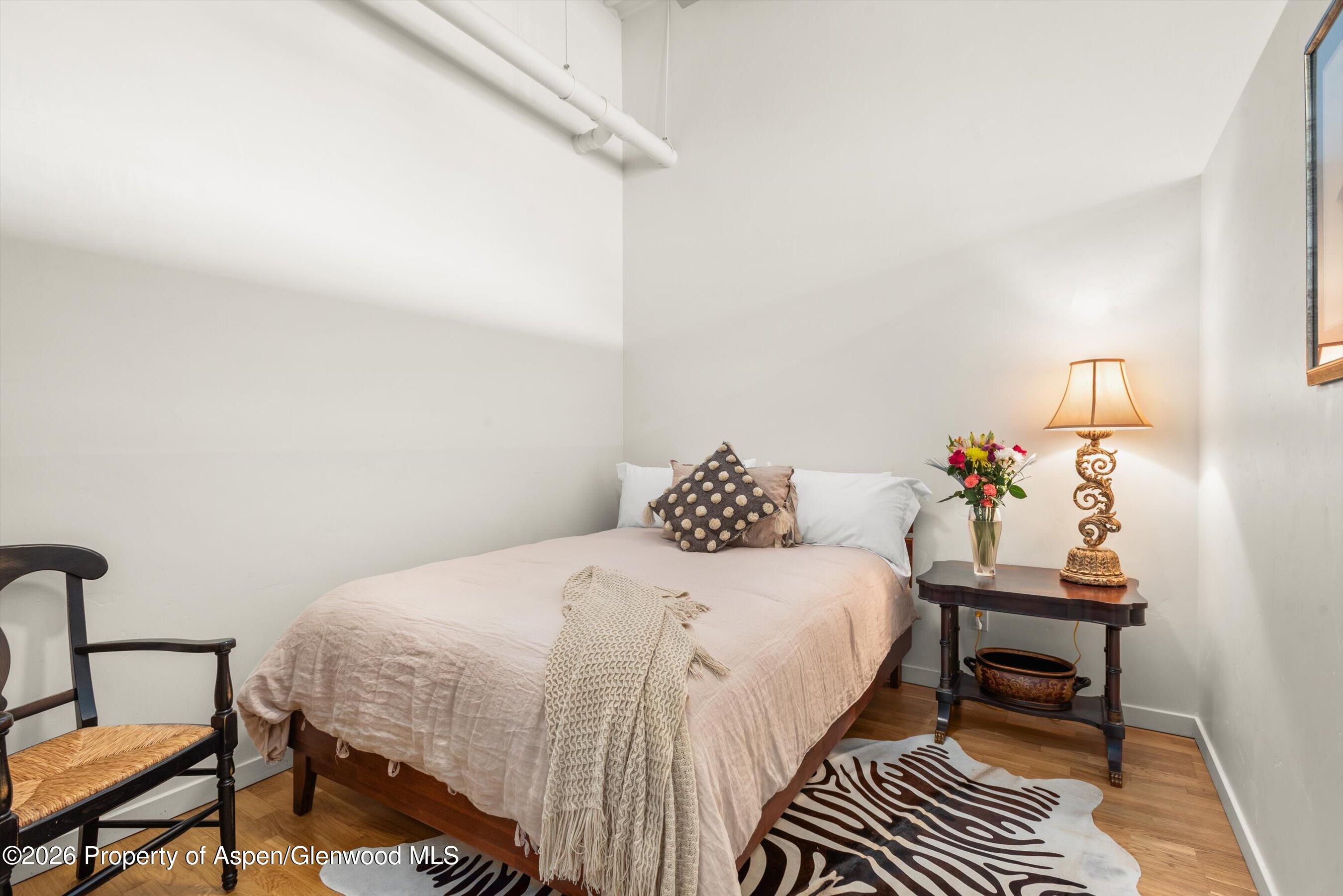 231 Robinson Street R-318