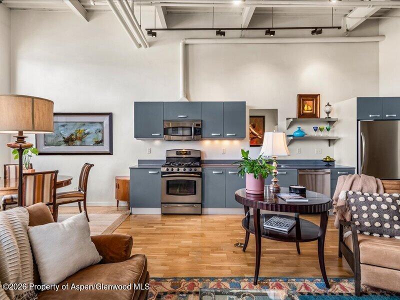 231 Robinson Street R-318