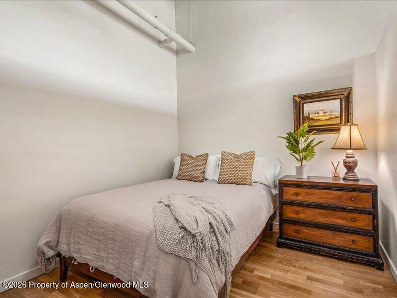 231 Robinson Street R-318
