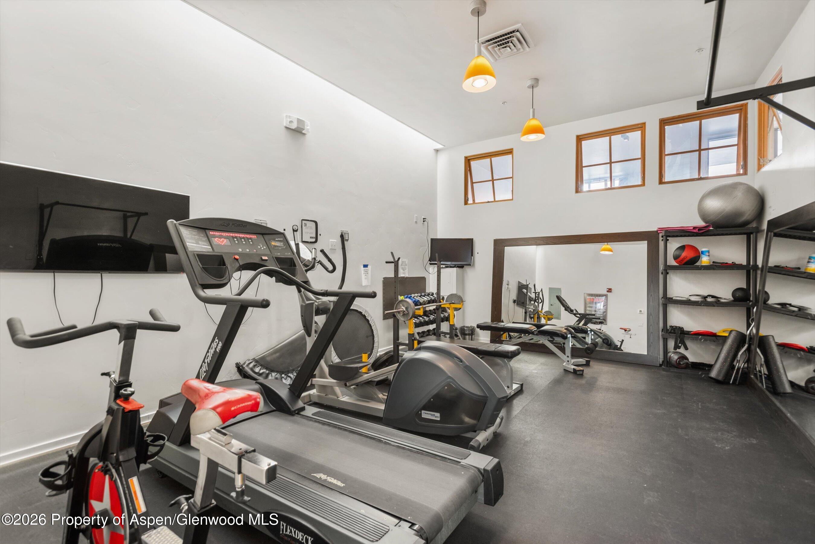 231 Robinson Street R-318