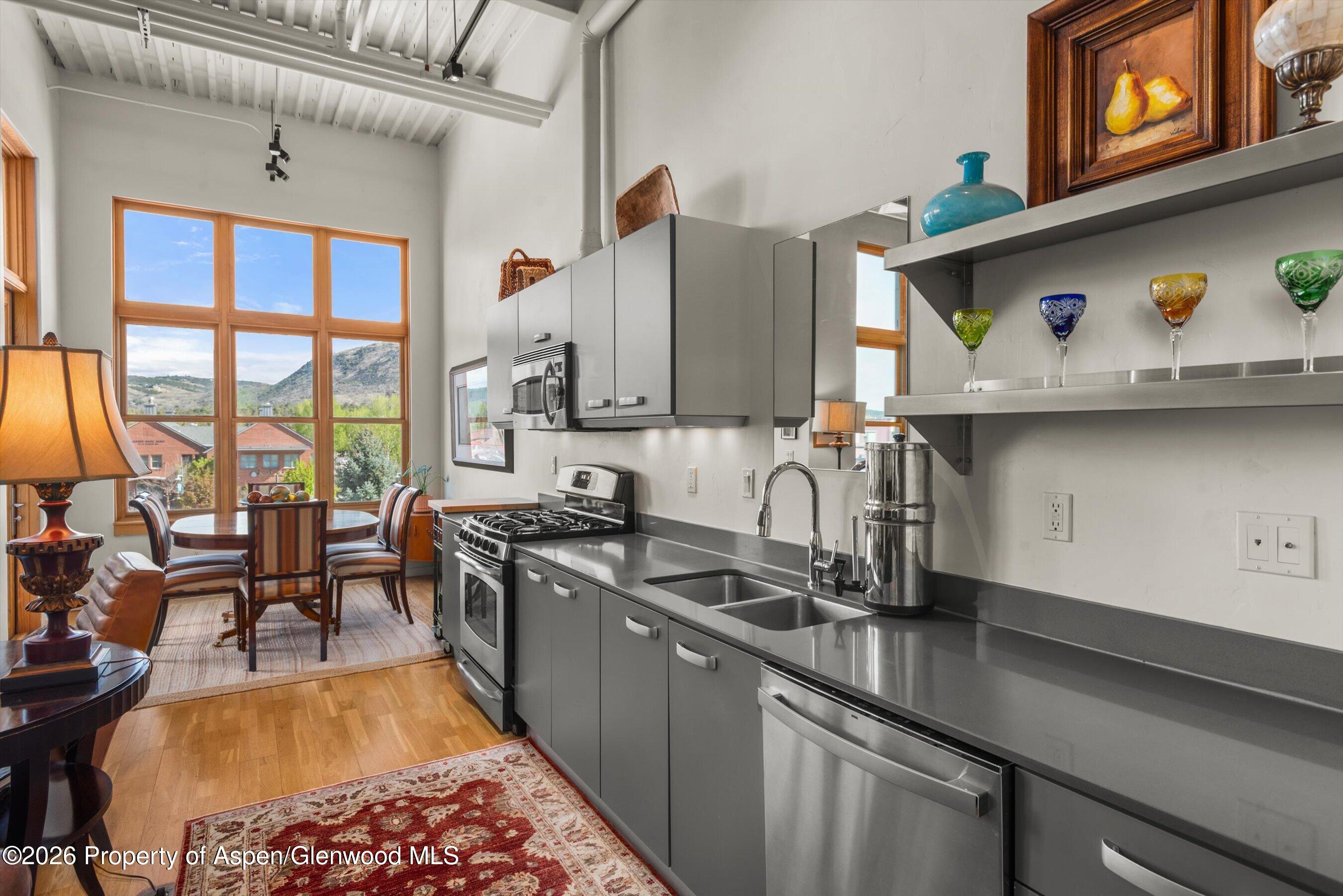 231 Robinson Street R-318