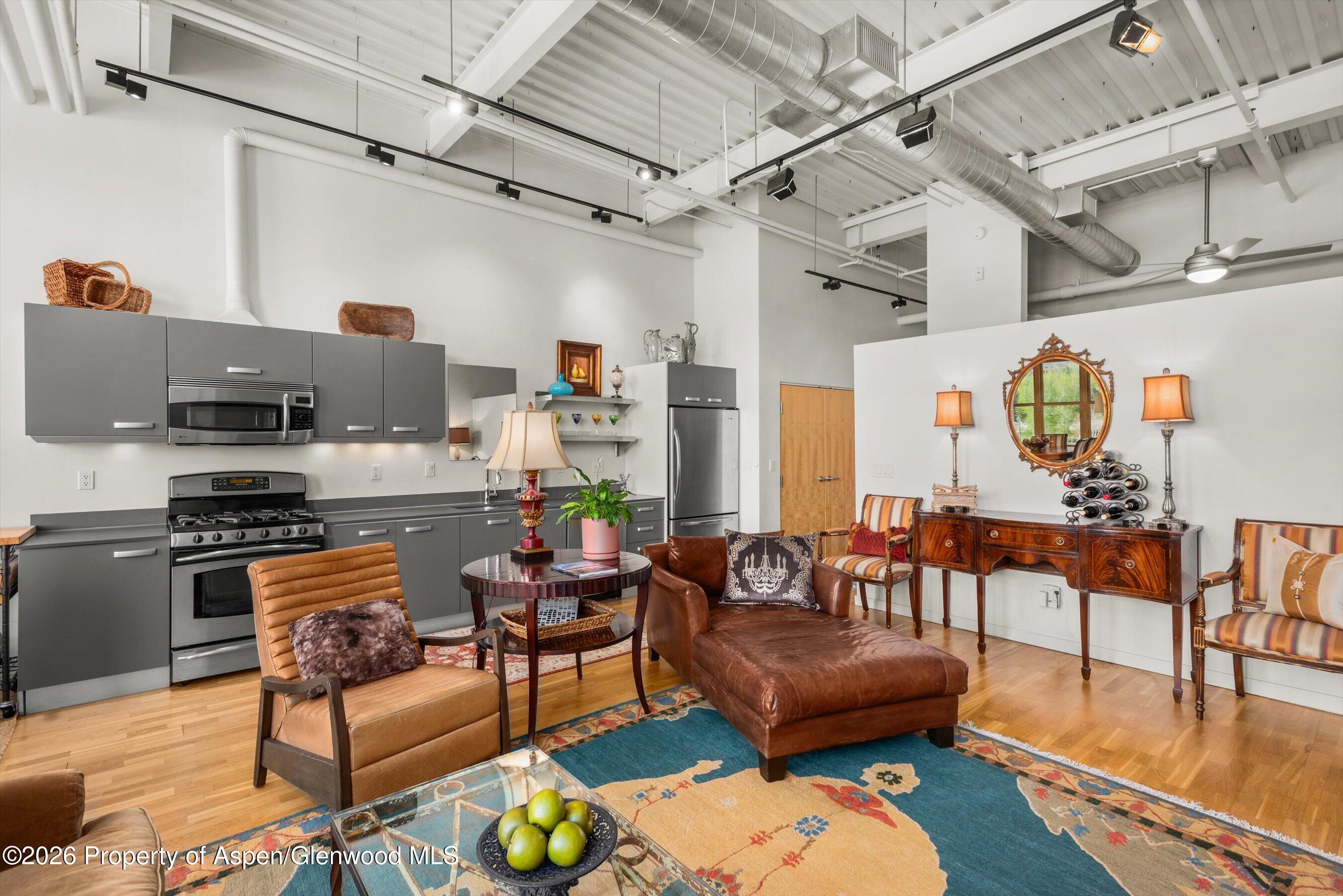 231 Robinson Street R-318