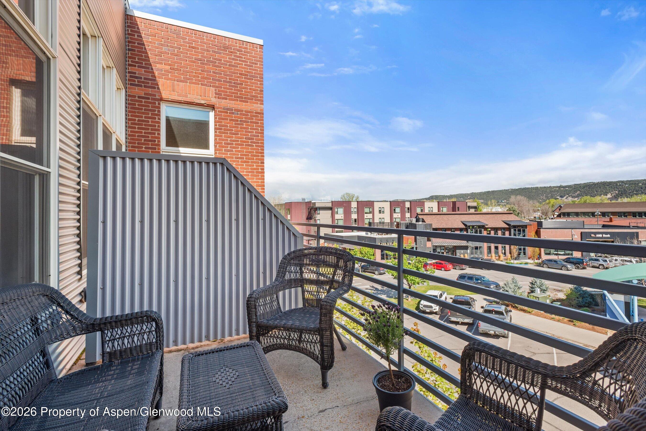 231 Robinson Street R-318
