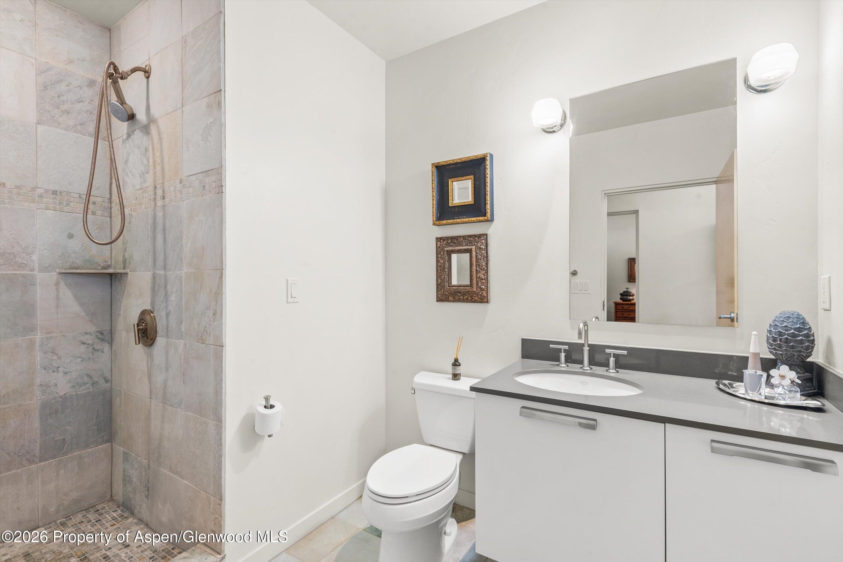 231 Robinson Street R-318