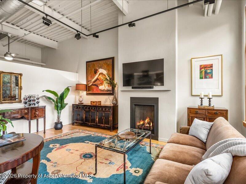 231 Robinson Street R-318