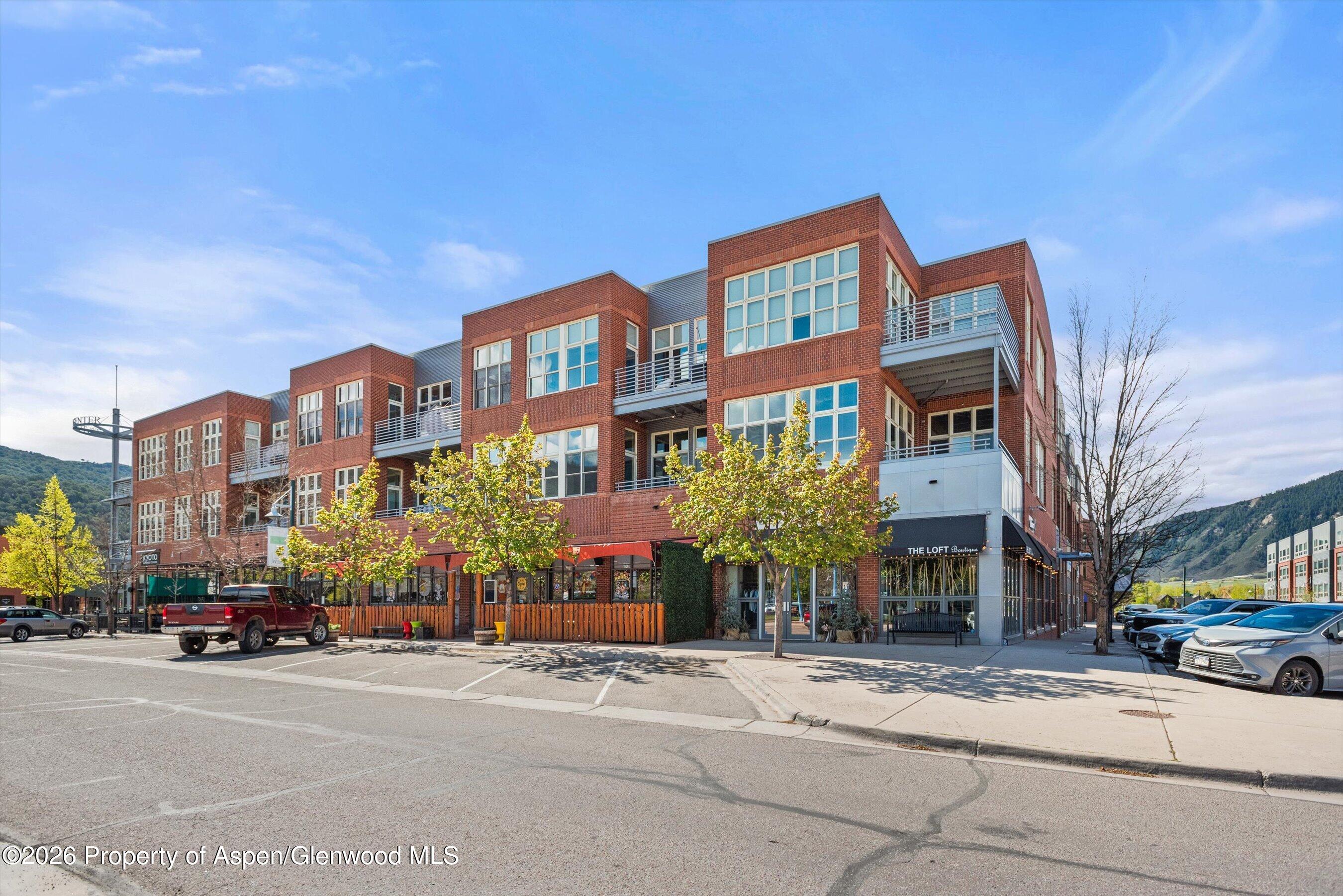 231 Robinson Street R-318
