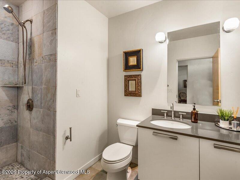 231 Robinson Street R-318