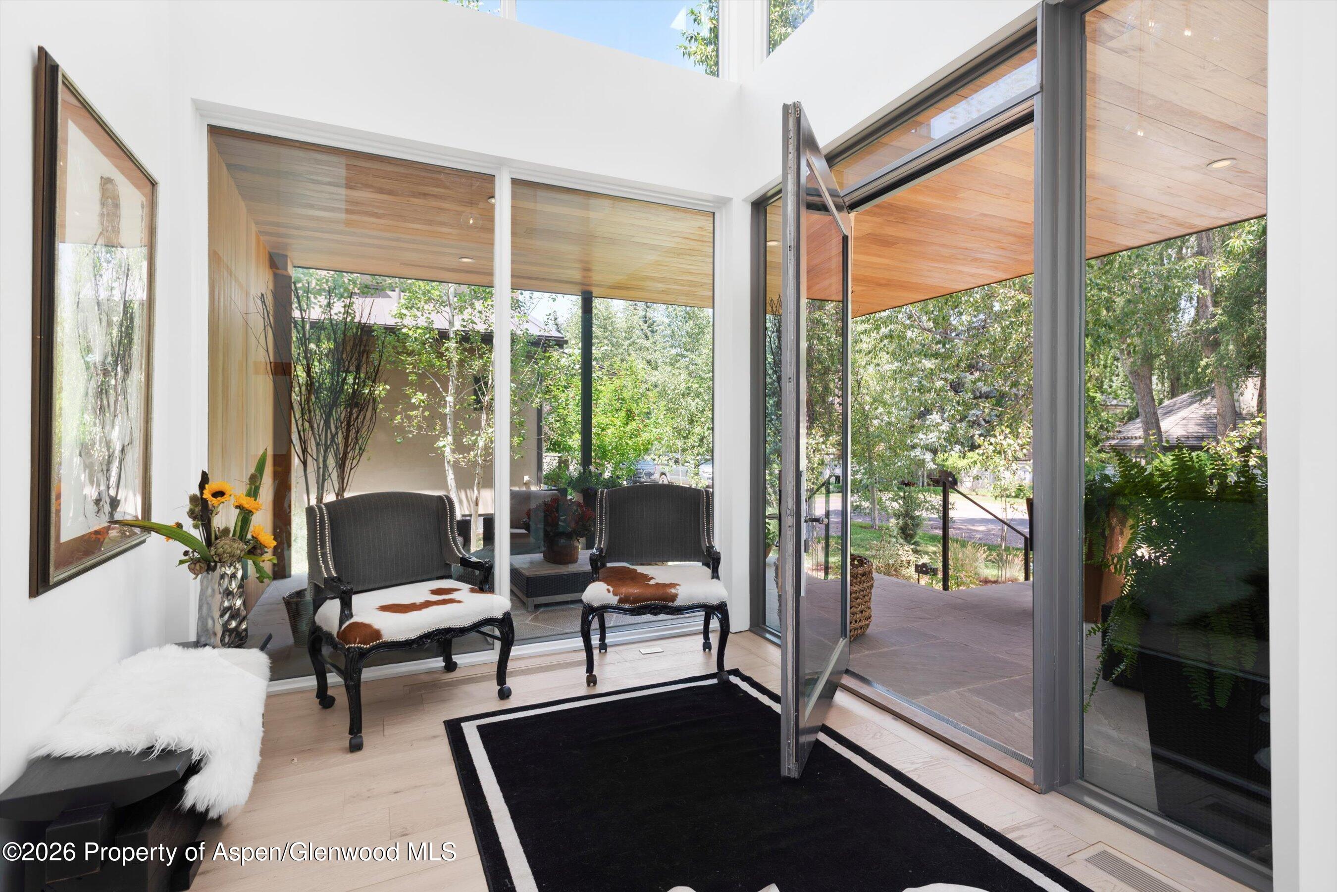 813 W Smuggler Street