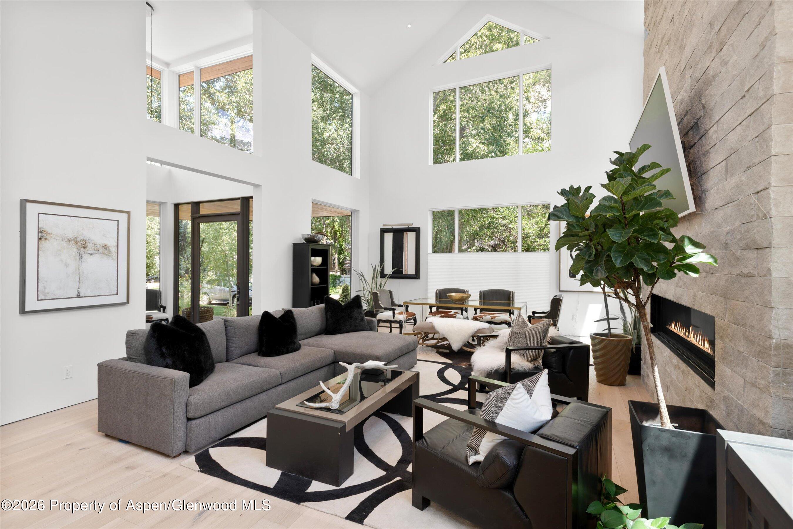 813 W Smuggler Street