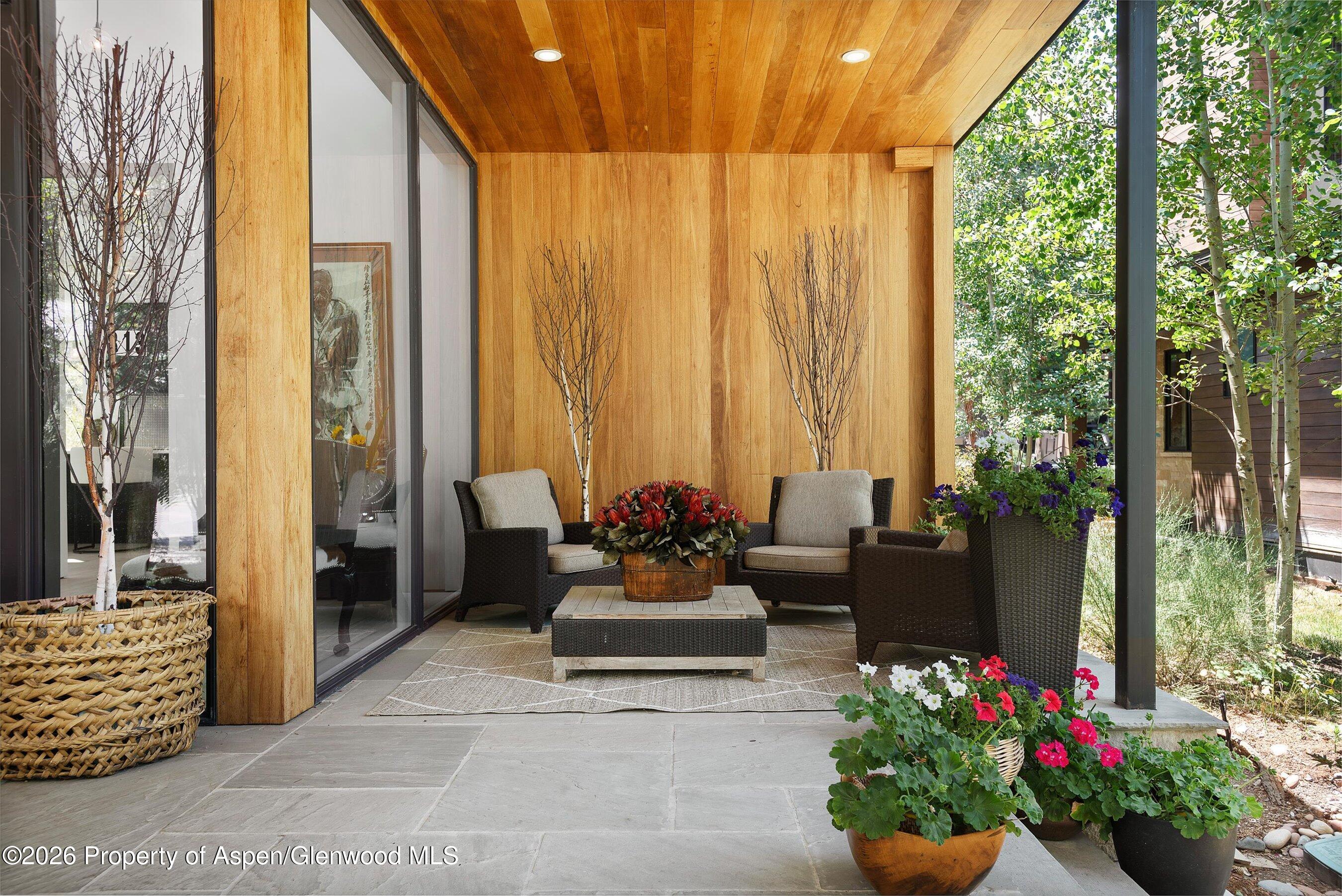 813 W Smuggler Street