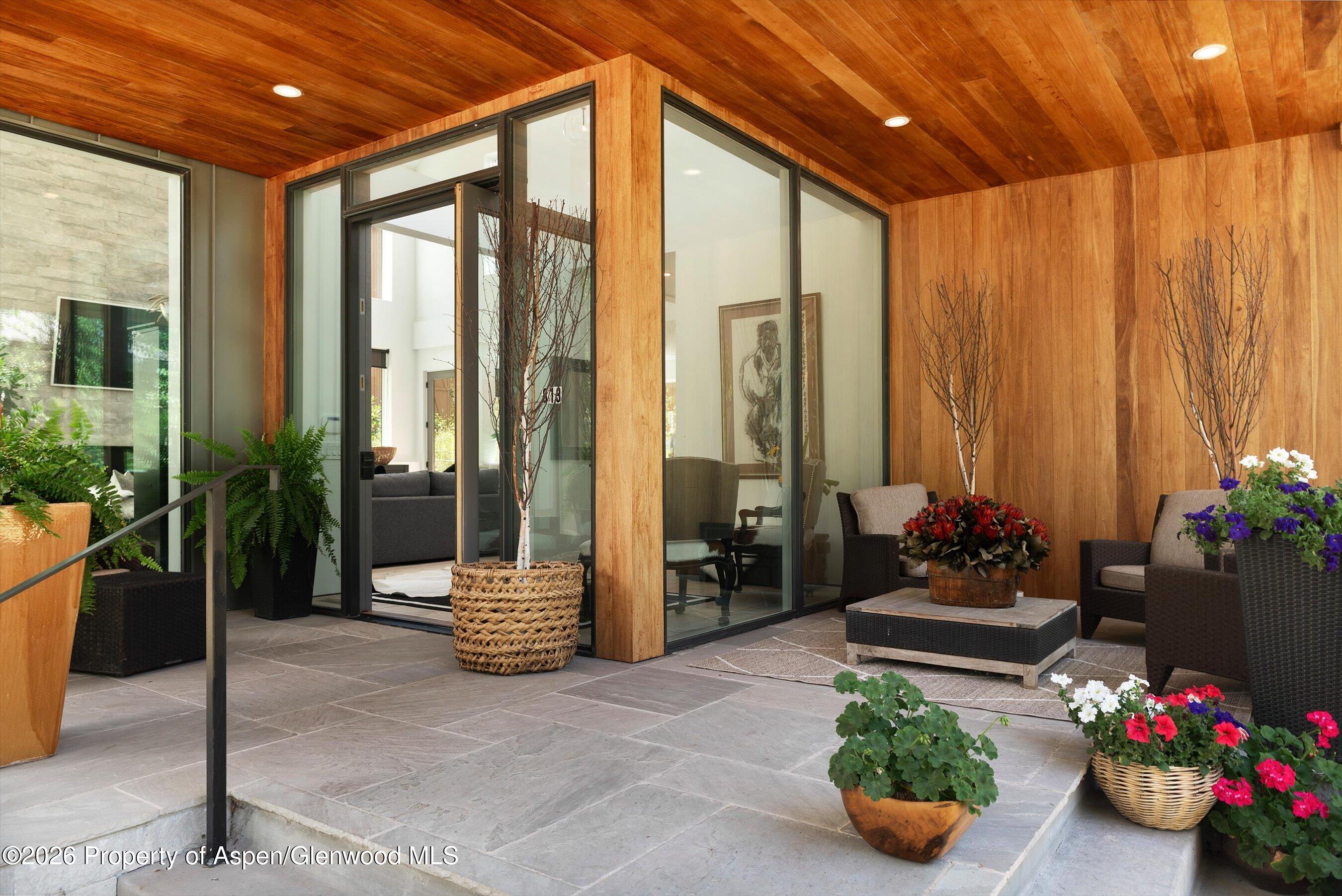 813 W Smuggler Street