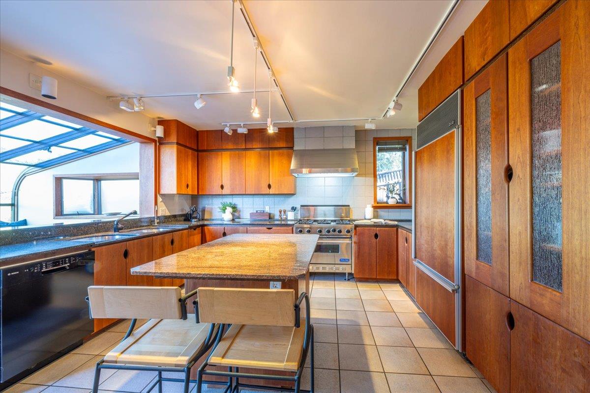 1425 Lexington AVE