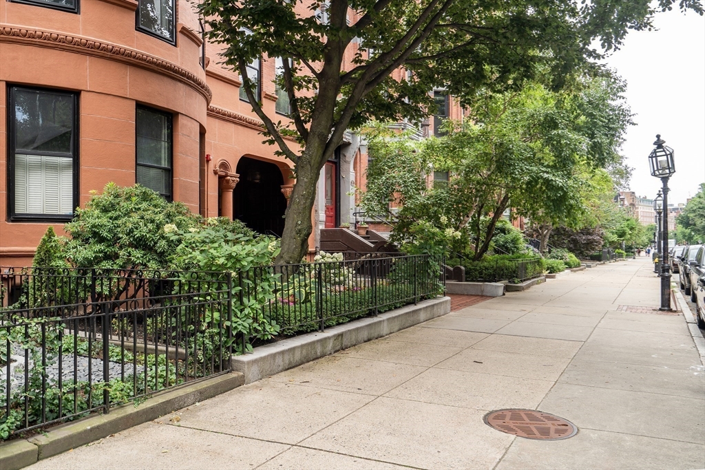 290 Commonwealth Ave # 8