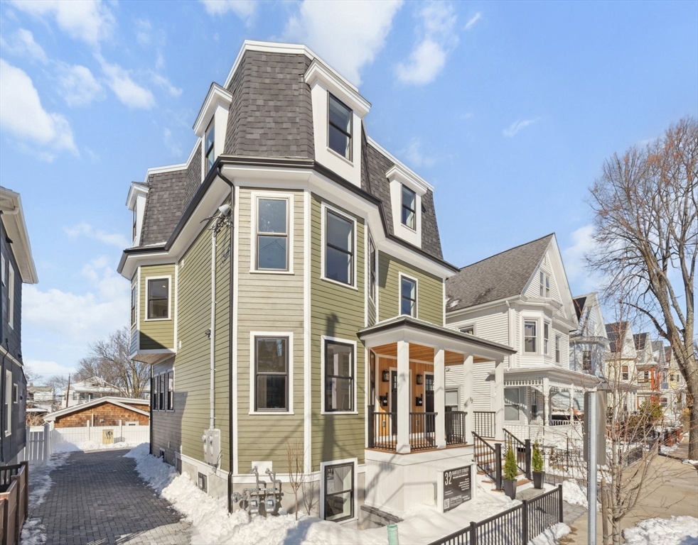 32 Bartlett Street PH