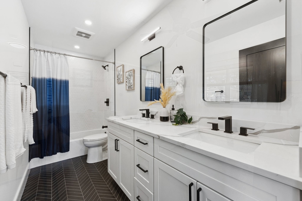 32 Bartlett Street PH