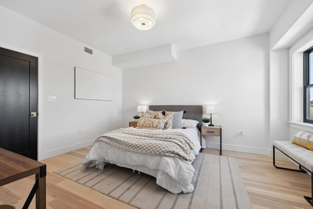 32 Bartlett Street PH