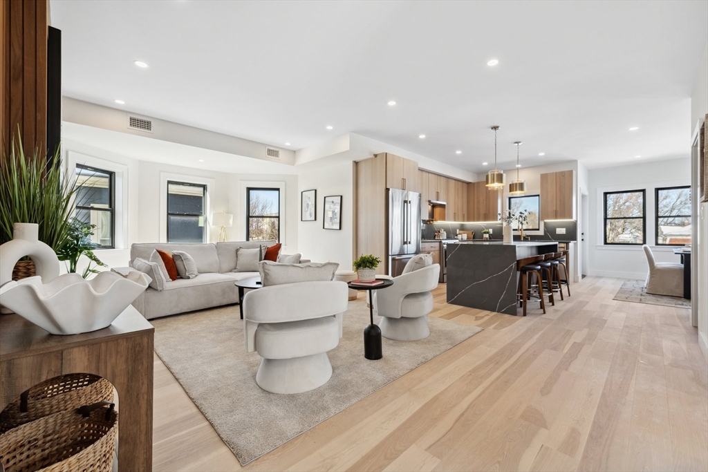 32 Bartlett Street PH