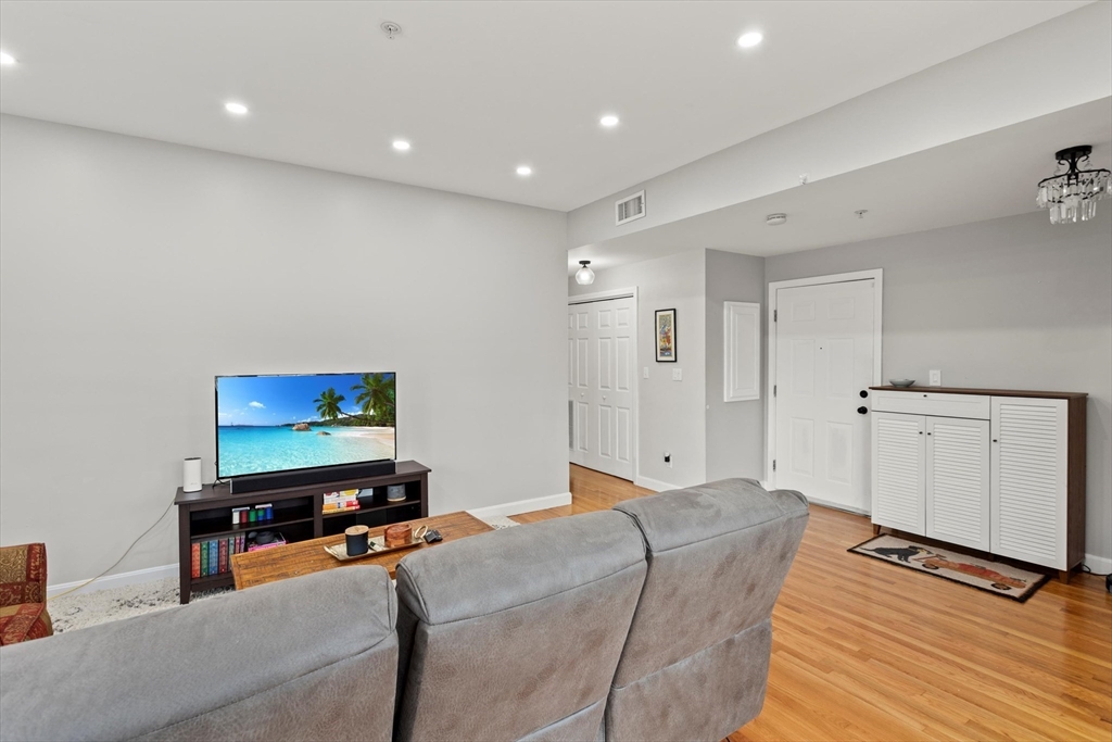 895 Hyde Park Ave # 2