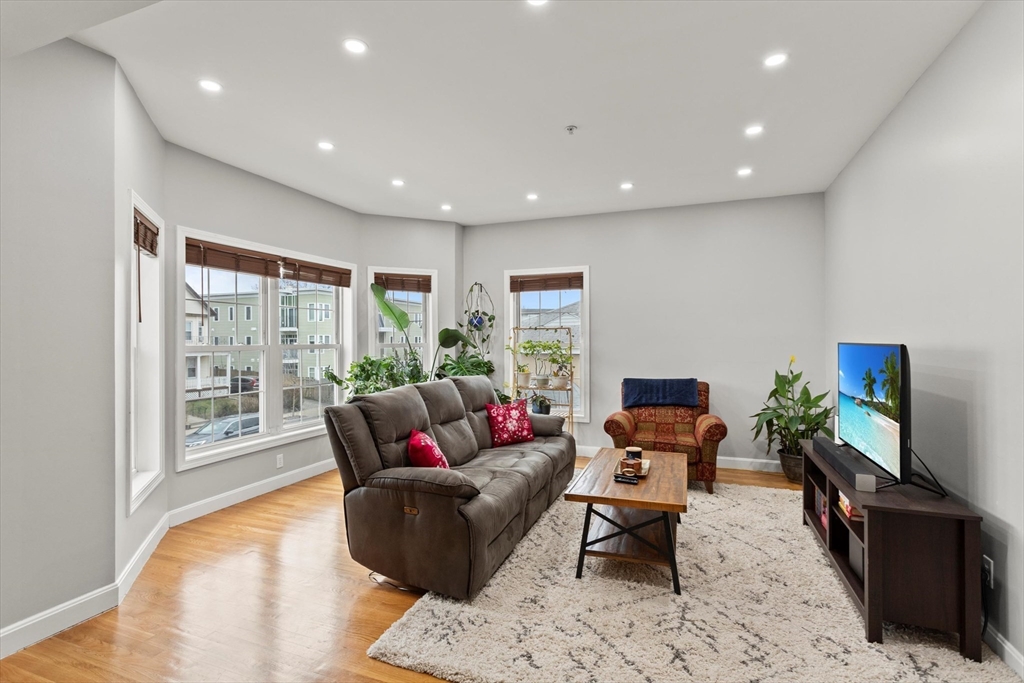 895 Hyde Park Ave # 2
