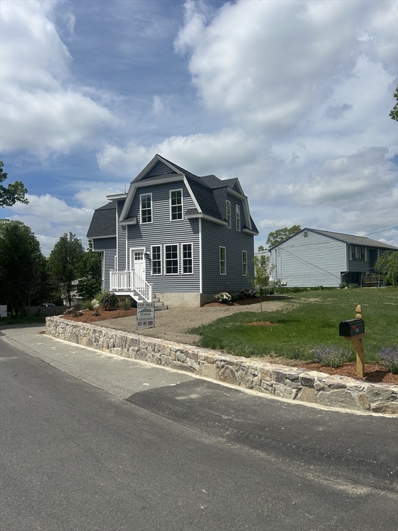 182 Russ St