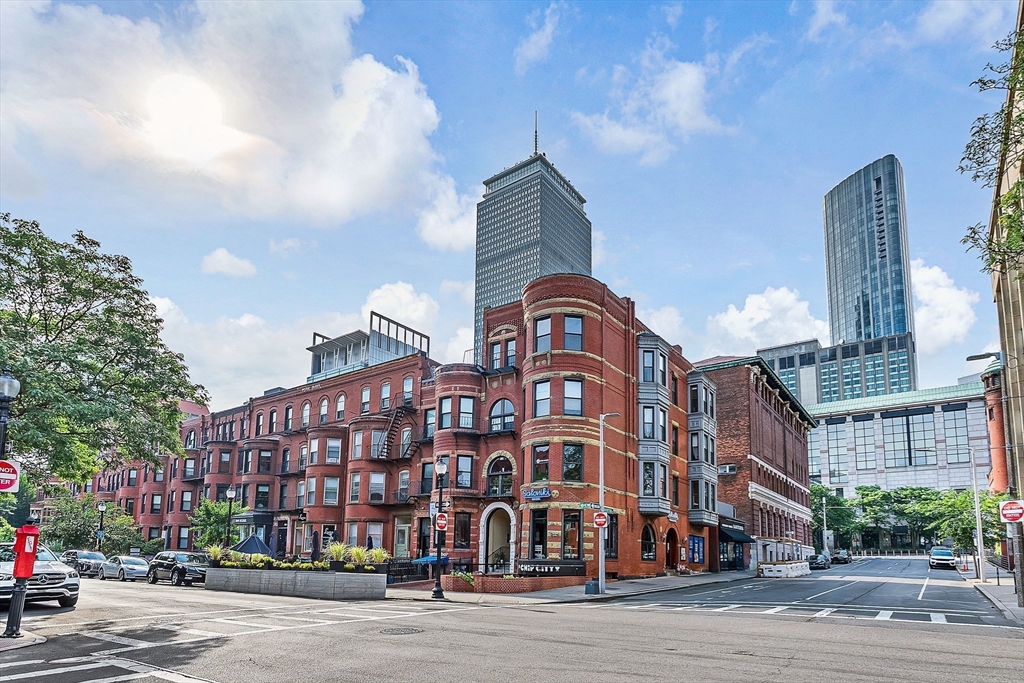 360 Newbury Street Unit: PH807
