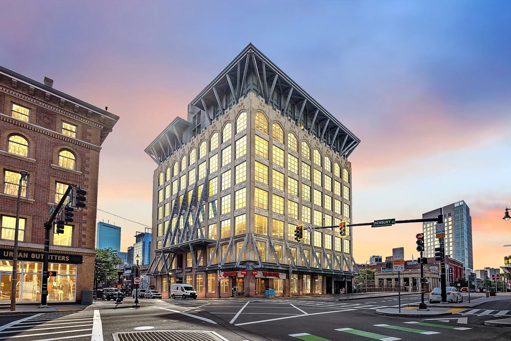 360 Newbury Street Unit: PH807
